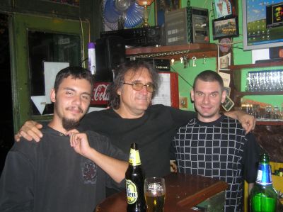 Zoran, ägaren till Cinema pub (i mitten), tillsammans med en gäst och en medarbetare.